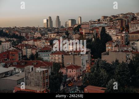 ISTANBUL, TURQUIE - 15 septembre 2022: Belle vue de la ville d'Istanbul avec des bâtiments anciens dans la soirée Banque D'Images