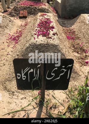 Cimetière musulman, cimetière de Shahdara, Pakistan. Toutes les tombes sont uniques conception simple et fait d'argile de boue. Banque D'Images