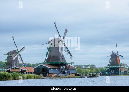 Pays-Bas. Journée d'été au Zaanse Schans. Trois moulins à vent sur la rive de la rivière Banque D'Images