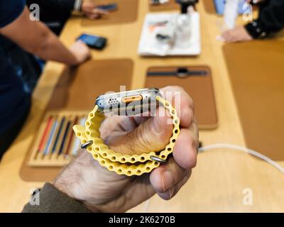 Paris, France - 23 septembre 2022: POV main mâle tenant un nouveau titane Apple Watch Ultra conçu pour les activités extrêmes comme les sports d'endurance, les athlètes d'élite, Trailblazing, aventure Apple Store premier jour de vente Banque D'Images