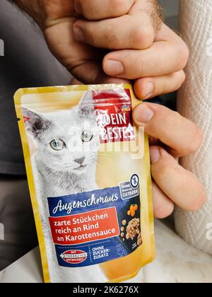 Paris, France - 13 septembre 2022: Sac à main mâle POV avec Deine Bestes DM nourriture humide pour chats Jelly avec viande de chiken et aloe vera - cuisine moderne fond se préparant à nourrir l'animal de chat animal de compagnie Banque D'Images