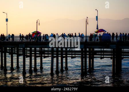 Touristes sur la jetée de Santa Monica, Californie Banque D'Images