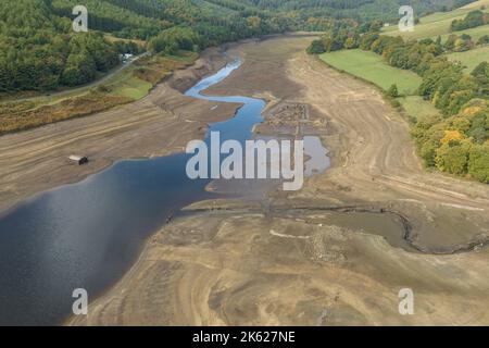 Les villages noyés sous le réservoir Ladybower sont exposés après un long été de sécheresse. Des interdictions de bécassines sont toujours en place dans tout le Royaume-Uni; Ladybower Reservoir, Bamford, Royaume-Uni, 11th octobre 2022 (photo de Mark Cosgrove/News Images) Note spéciale *les tirs de drone sont sur une qualification approuvée par la CAA en A2. Banque D'Images