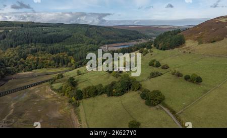 Les villages noyés sous le réservoir Ladybower sont exposés après un long été de sécheresse. Des interdictions de bécassines sont toujours en place dans tout le Royaume-Uni; Ladybower Reservoir, Bamford, Royaume-Uni, 11th octobre 2022 (photo de Mark Cosgrove/News Images) Note spéciale *les tirs de drone sont sur une qualification approuvée par la CAA en A2. Banque D'Images