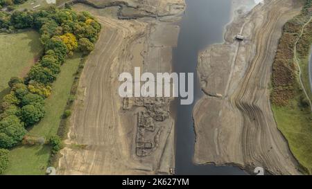 Les villages noyés sous le réservoir Ladybower sont exposés après un long été de sécheresse. Des interdictions de bécassines sont toujours en place dans tout le Royaume-Uni; Ladybower Reservoir, Bamford, Royaume-Uni, 11th octobre 2022 (photo de Mark Cosgrove/News Images) Note spéciale *les tirs de drone sont sur une qualification approuvée par la CAA en A2. Banque D'Images