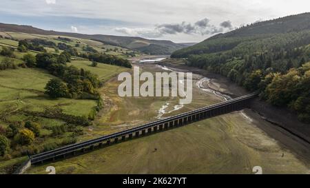 Les villages noyés sous le réservoir Ladybower sont exposés après un long été de sécheresse. Des interdictions de bécassines sont toujours en place dans tout le Royaume-Uni; Ladybower Reservoir, Bamford, Royaume-Uni, 11th octobre 2022 (photo de Mark Cosgrove/News Images) Note spéciale *les tirs de drone sont sur une qualification approuvée par la CAA en A2. Banque D'Images
