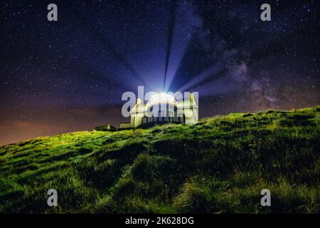 Le phare de Millier point sous un ciel étoilé clair, Bretagne, France Banque D'Images