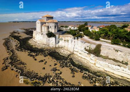 Photo aérienne de la chapelle Sainte Radegonde dans le village de Talmont en Gironde, France Banque D'Images