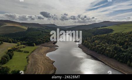 Bamford, Royaume-Uni. 11th octobre 2022. Les villages noyés sous le réservoir Ladybower sont exposés après un long été de sécheresse. Des interdictions de bécassines sont toujours en place dans tout le Royaume-Uni; Ladybower Reservoir, Bamford, Royaume-Uni, 11th octobre 2022 (photo de Mark Cosgrove/News Images) Note spéciale *les tirs de drone sont en cours de qualification approuvée par la CAA en A2. À Bamford, Royaume-Uni, le 10/11/2022. (Photo de Mark Cosgrove/News Images/Sipa USA) crédit: SIPA USA/Alay Live News Banque D'Images