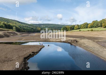 Bamford, Royaume-Uni. 11th octobre 2022. Les villages noyés sous le réservoir Ladybower sont exposés après un long été de sécheresse. Des interdictions de bécassines sont toujours en place dans tout le Royaume-Uni; Ladybower Reservoir, Bamford, Royaume-Uni, 11th octobre 2022 (photo de Mark Cosgrove/News Images) Note spéciale *les tirs de drone sont en cours de qualification approuvée par la CAA en A2. À Bamford, Royaume-Uni, le 10/11/2022. (Photo de Mark Cosgrove/News Images/Sipa USA) crédit: SIPA USA/Alay Live News Banque D'Images