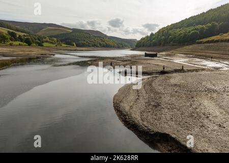 Bamford, Royaume-Uni. 11th octobre 2022. Les villages noyés sous le réservoir Ladybower sont exposés après un long été de sécheresse. Des interdictions de bécassines sont toujours en place dans tout le Royaume-Uni; Ladybower Reservoir, Bamford, Royaume-Uni, 11th octobre 2022 (photo de Mark Cosgrove/News Images) Note spéciale *les tirs de drone sont en cours de qualification approuvée par la CAA en A2. À Bamford, Royaume-Uni, le 10/11/2022. (Photo de Mark Cosgrove/News Images/Sipa USA) crédit: SIPA USA/Alay Live News Banque D'Images