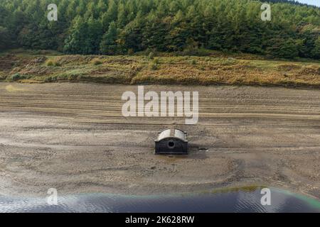 Bamford, Royaume-Uni. 11th octobre 2022. Les villages noyés sous le réservoir Ladybower sont exposés après un long été de sécheresse. Des interdictions de bécassines sont toujours en place dans tout le Royaume-Uni; Ladybower Reservoir, Bamford, Royaume-Uni, 11th octobre 2022 (photo de Mark Cosgrove/News Images) Note spéciale *les tirs de drone sont en cours de qualification approuvée par la CAA en A2. À Bamford, Royaume-Uni, le 10/11/2022. (Photo de Mark Cosgrove/News Images/Sipa USA) crédit: SIPA USA/Alay Live News Banque D'Images