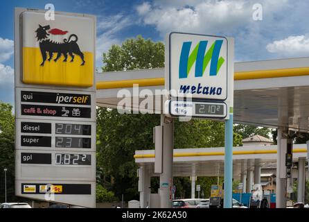 Cuneo, Italie, - 27 juin 2022: Logo ENI avec affichage du prix du carburant et panneau Metano (méthane) dans la station-service Eni, c'est une compagnie pétrolière italienne mondew Banque D'Images