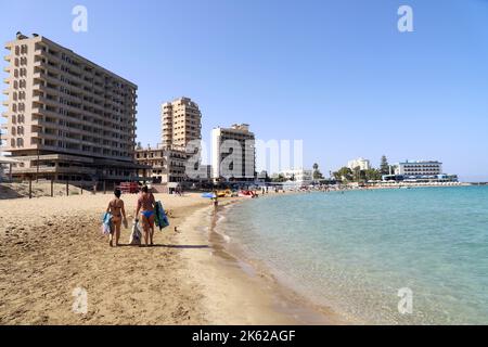 Les touristes sur Palm Beach à côté des hôtels Beachfront ont abandonné en 1974 lorsque l'armée turque a envahi le nord de Chypre; Famagousta (Gazimagusa); Chypre Banque D'Images
