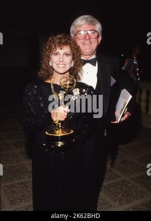 Phil Donahue et Marlo Thomas à l'occasion des Prix annuels d'Emmy Primetime 38th sur 21 septembre 1986 à Pasadena, Californie crédit: Ralph Dominguez/MediaPunch Banque D'Images