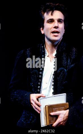 Daniel Day-Lewis (Hamlet) dans UN HAMEAU de Shakespeare au Olivier Theatre, National Theatre (NT), Londres 16/03/1989 Set design: John Gunter costumes: Liz da Costa éclairage: Mark Henderson combats: Malcolm Ranson mouvement: Jane Gibson réalisateur: Richard Eyre Banque D'Images