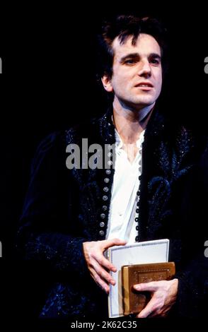 Daniel Day-Lewis (Hamlet) dans UN HAMEAU de Shakespeare au Olivier Theatre, National Theatre (NT), Londres 16/03/1989 Set design: John Gunter costumes: Liz da Costa éclairage: Mark Henderson combats: Malcolm Ranson mouvement: Jane Gibson réalisateur: Richard Eyre Banque D'Images