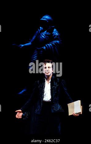 Daniel Day-Lewis (Hamlet) dans UN HAMEAU de Shakespeare au Olivier Theatre, National Theatre (NT), Londres 16/03/1989 Set design: John Gunter costumes: Liz da Costa éclairage: Mark Henderson combats: Malcolm Ranson mouvement: Jane Gibson réalisateur: Richard Eyre Banque D'Images