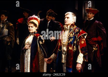 Judi Dench (Gertrude), John Castle (Claudius) au HAMEAU de Shakespeare au Olivier Theatre, National Theatre (NT), Londres 16/03/1989 Set design: John Gunter costumes: Liz da Costa éclairage: Mark Henderson combats: Malcolm Ranson mouvement: Jane Gibson réalisateur: Richard Eyre Banque D'Images