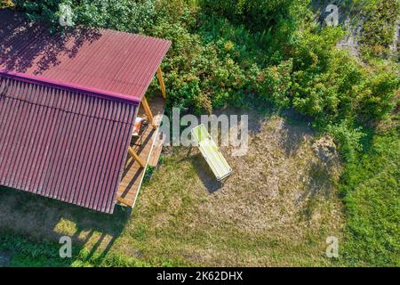 Vue aérienne de drone sur le belvédère pour le repos avec cour arrière, Ukraine. Banque D'Images