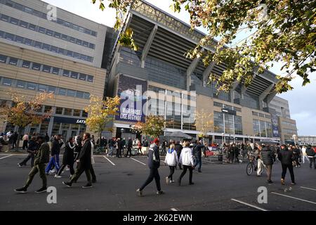 Les fans se rendent au stade avant le match de l'UEFA Champions League Group G au Parken Stadium, à Copenhague. Date de la photo: Mardi 11 octobre 2022. Banque D'Images