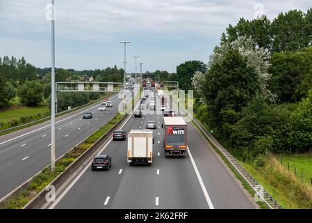 Wetteren, région de Flandre orientale, Belgique - 07 15 2021 le trafic routier de E40, pris d'en haut Banque D'Images