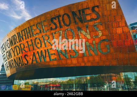 Les réflexions rebondissent de l'entrée en verre au Millenium Centre, qui abrite les arts du pays de Galles. Banque D'Images