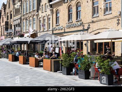 Diksmuide, région de Flandre Occidentale, Belgique - 07 19 2021 terrasses ensoleillées décorées de fleurs sur la place du marché de la Vieille ville Banque D'Images