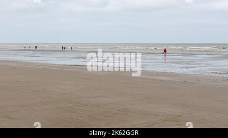 De panne, région de Flandre Occidentale - Belgique - 07 16 2021 - vue sur une plage presque vide avec des eaux calmes et des marées basses Banque D'Images