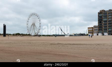 De panne, région de Flandre Occidentale - Belgique - 07 16 2021 Ferris Wheel à la plage Banque D'Images