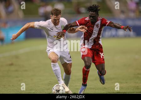 Saint-Pétersbourg, FL: Houssou Landry, milieu de terrain Uni de Loudon (19), et Conner Antley, défenseur des voyous de Tampa Bay (2), rivalisent pour possession de la longue-vie de balle Banque D'Images