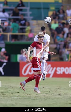 Saint-Pétersbourg, FL: Loudon United Midfielder Skage Simonspering (8) et Tampa Bay rowdies défenseur Santi Castaneda (24) monter pour une tête pendant un Banque D'Images