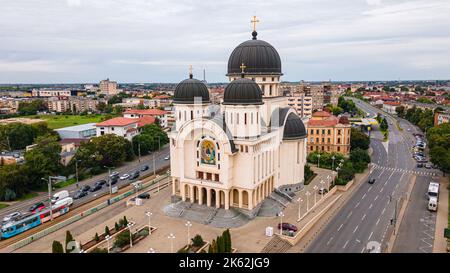 Photographie aérienne de la cathédrale orthodoxe d'Arad, Roumanie. La photo a été prise à partir d'un drone à basse altitude dans le paysage. Banque D'Images