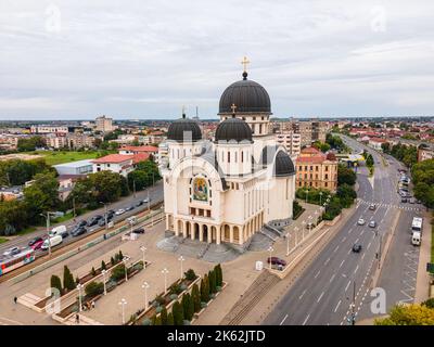 Photographie aérienne de la cathédrale orthodoxe d'Arad, Roumanie. La photo a été prise à partir d'un drone à basse altitude dans le paysage. Banque D'Images