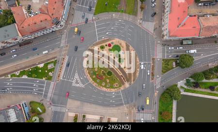 Vue de dessus photographie d'un rond-point de circulation dans une ville croudée. La photo a été prise à partir d'un drone avec l'appareil photo dirigé vers le bas. Banque D'Images