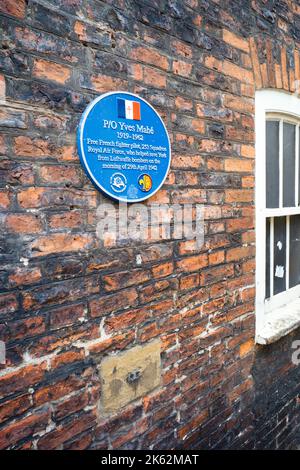 Plaque bleue à Yves Mahé un pilote français libre qui a aidé York à se sauver d'un grand RAID de bombardement en 1942 à Coney Street, York Banque D'Images