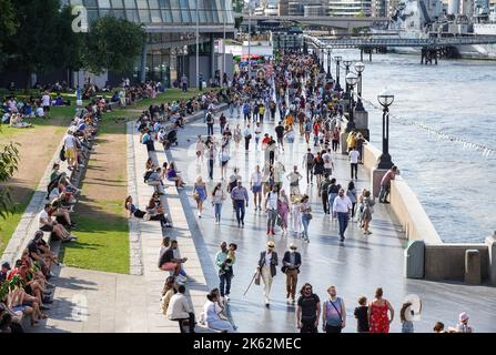 Les gens qui apprécient la journée ensoleillée à la promenade de la promenade de la Reine à Londres, Angleterre Royaume-Uni Banque D'Images