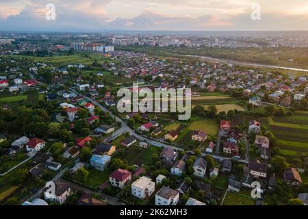 Vue aérienne des maisons résidentielles dans la zone rurale de banlieue au coucher du soleil Banque D'Images