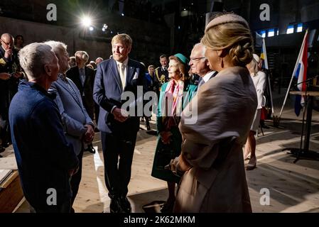 2022-10-11 17:22:01 STOCKHOLM - le roi Willem Alexandre, la reine Maxima, le roi Carl XVI Gustaf et la reine Silvia parlent aux plongeurs hollandais qui ont fait surface de la cloche du navire de la princesse San Sophia Albertina lors d'une visite au musée Vasa pendant leur visite d'État de trois jours en Suède. ANP POOL ROBIN UTRECHT pays-bas - belgique sortie Banque D'Images