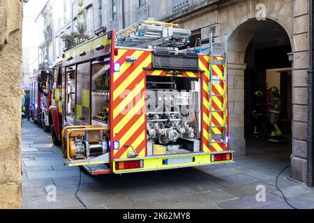 Saint-Jacques-de-Compostelle, Espagne; 10 septembre 2022: Pompiers et pompiers travaillant dans la rue de la vieille ville de Saint-Jacques-de-Compostelle Banque D'Images