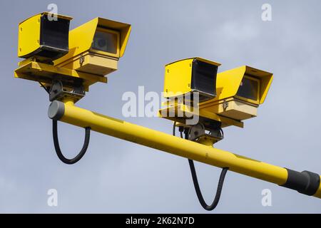 Caméras de contrôle de la vitesse de circulation jaunes sur une route Banque D'Images