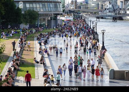 Les gens qui apprécient la journée ensoleillée à la promenade de la promenade de la Reine à Londres, Angleterre Royaume-Uni Banque D'Images