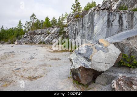 Vue sur les pierres de l'ancienne carrière de marbre en journée. Photo de paysage de Karelian prise à Ruskeala, République de Carélie, Russie Banque D'Images