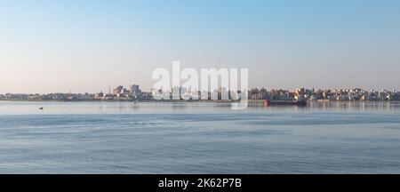 Lac Timsah, photo panoramique prise le matin ensoleillé. C'est l'un des lacs amers reliés par le canal de Suez. Ismailia, Égypte Banque D'Images