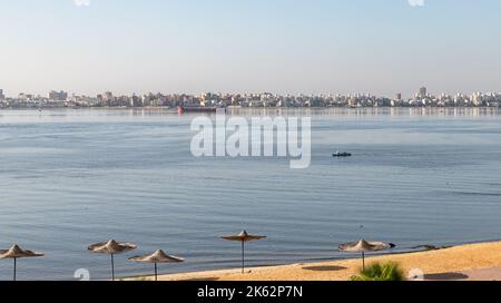 Lac Timsah, vue sur la côte le matin ensoleillé. C'est l'un des lacs amers reliés par le canal de Suez. Ismailia, Égypte Banque D'Images