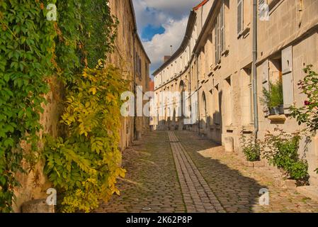 Belle petite ville de St. Crepy en Valois dans la Picardie en France Banque D'Images