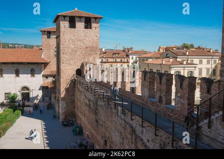 Castelvecchio Vérone, vue en été des tours et des remparts le long du mur sud-est de la forteresse Castelvecchio - aujourd'hui un musée - Vérone, Italie Banque D'Images