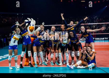 APELDOORN, PAYS-BAS - OCTOBRE 11 : Marina Lubian d'Italie, Alessia Gennari d'Italie, Sara Bonidacio d'Italie, Ofelia Malinov d'Italie, Monica de Gennaro d'Italie, Eleonora Fersino d'Italie, Alessia Orro d'Italie, Caterina Chiara Bosetti d'Italie, Cristina Chirichella d'Italie, Anna Danesi d'Italie Elena Pietrini de l'Italie, Sylvia Ghinelo Nwakalor de l'Italie, Miryam Fatime Sylla de l'Italie, Paola Ogechi Egonu de l'Italie célèbrent leur victoire de l'équipe lors du quart de finale match entre l'Italie et la Chine le jour 17 du Championnat du monde de volley-ball de la FIVB 2022 à l'Omnisport Apeldoorn sur octobre Banque D'Images