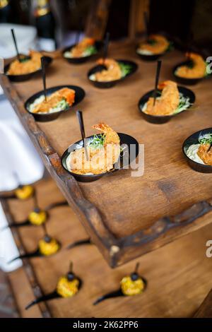 Table de réception joliment décorée avec divers hors-d'œuvre de fruits de mer et sandwich et hors-d'œuvre aux crevettes Banque D'Images