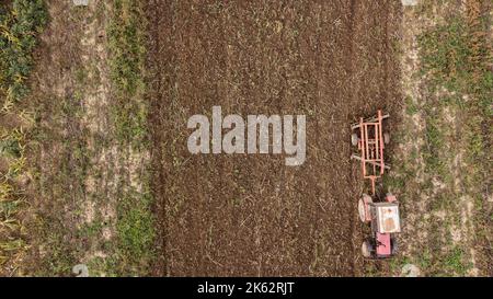 Le tracteur travaille sur le terrain. Photo de drone. Banque D'Images